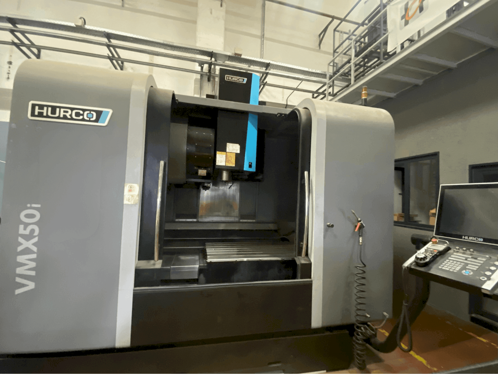 Čelní pohled na Hurco VMX50i stroj