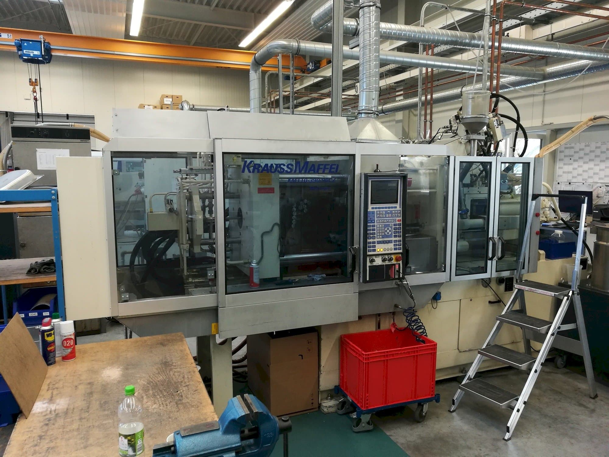 Čelní pohled na Krauss Maffei 110-390/90 CZ stroj