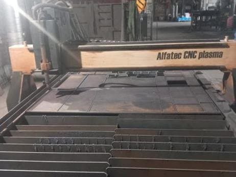 Čelní pohled na ALFATEC CNC 1,5x3M PROFI stroj