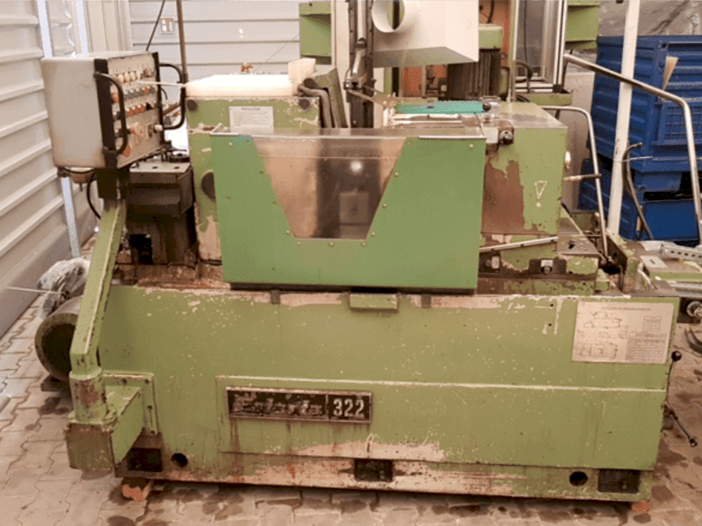 Čelní pohled na Estarta 322 stroj