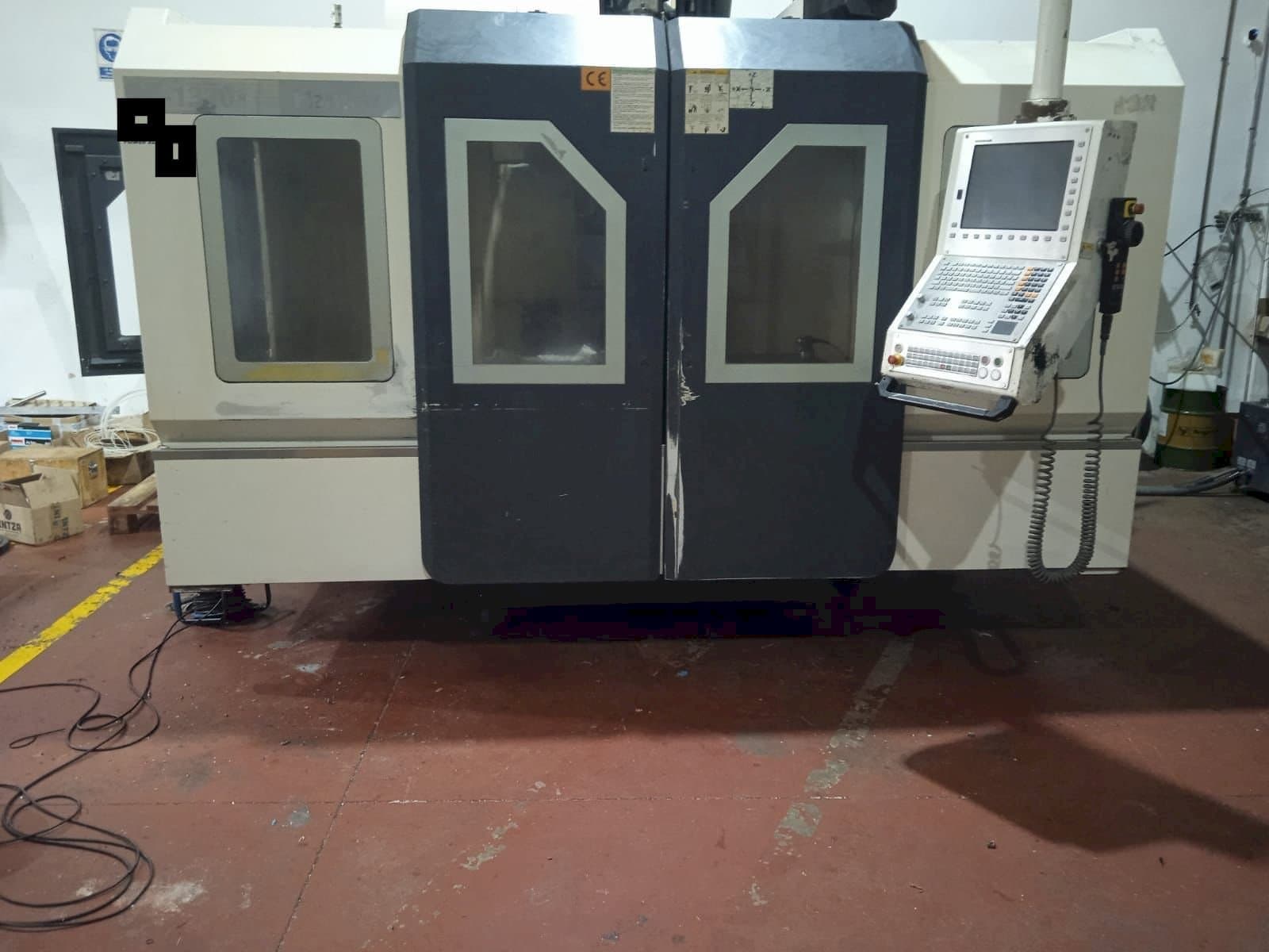 Čelní pohled na Hartford LG-1370 stroj