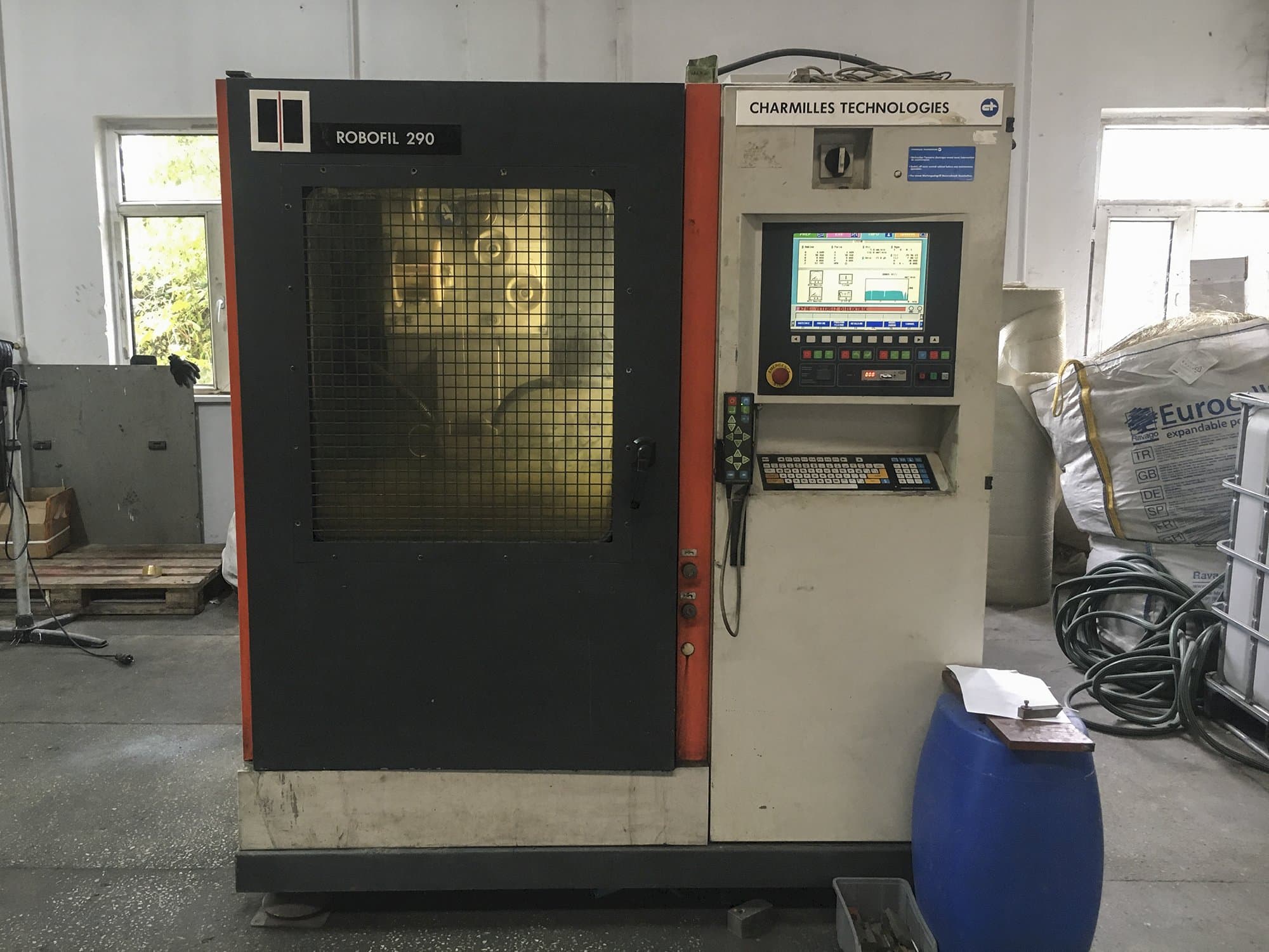 Čelní pohled na CHARMILLES ROBOFIL 290 stroj
