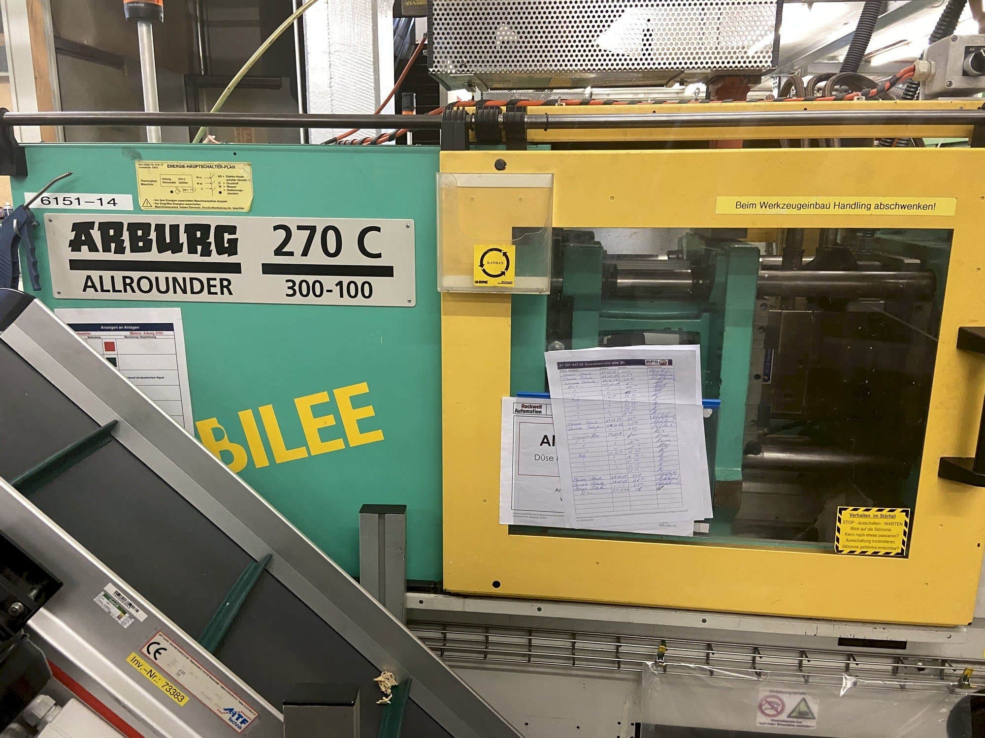 Čelní pohled na Arburg 270 C 300-100 stroj