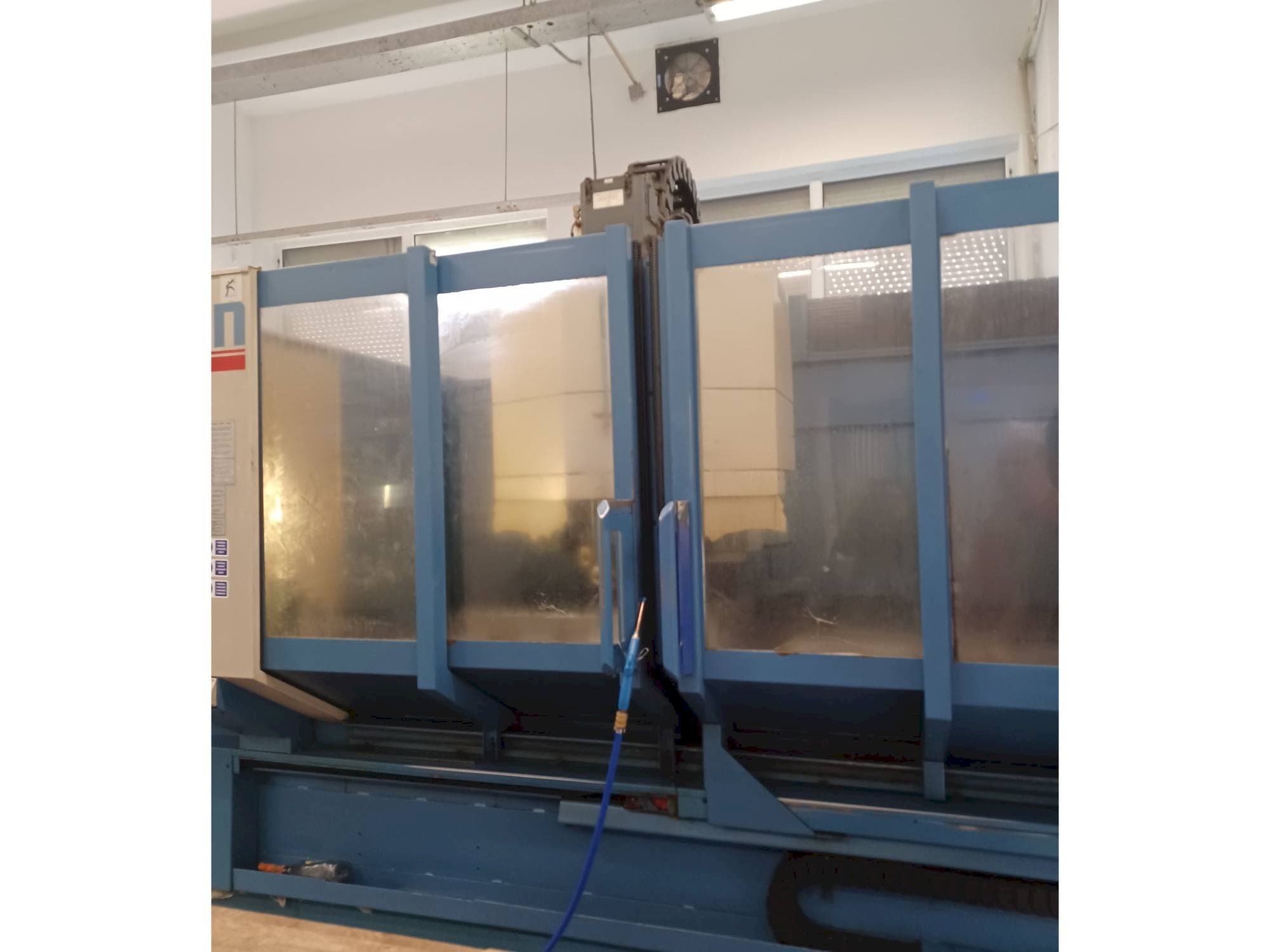 Čelní pohled na CHIRON FZ 18 L stroj