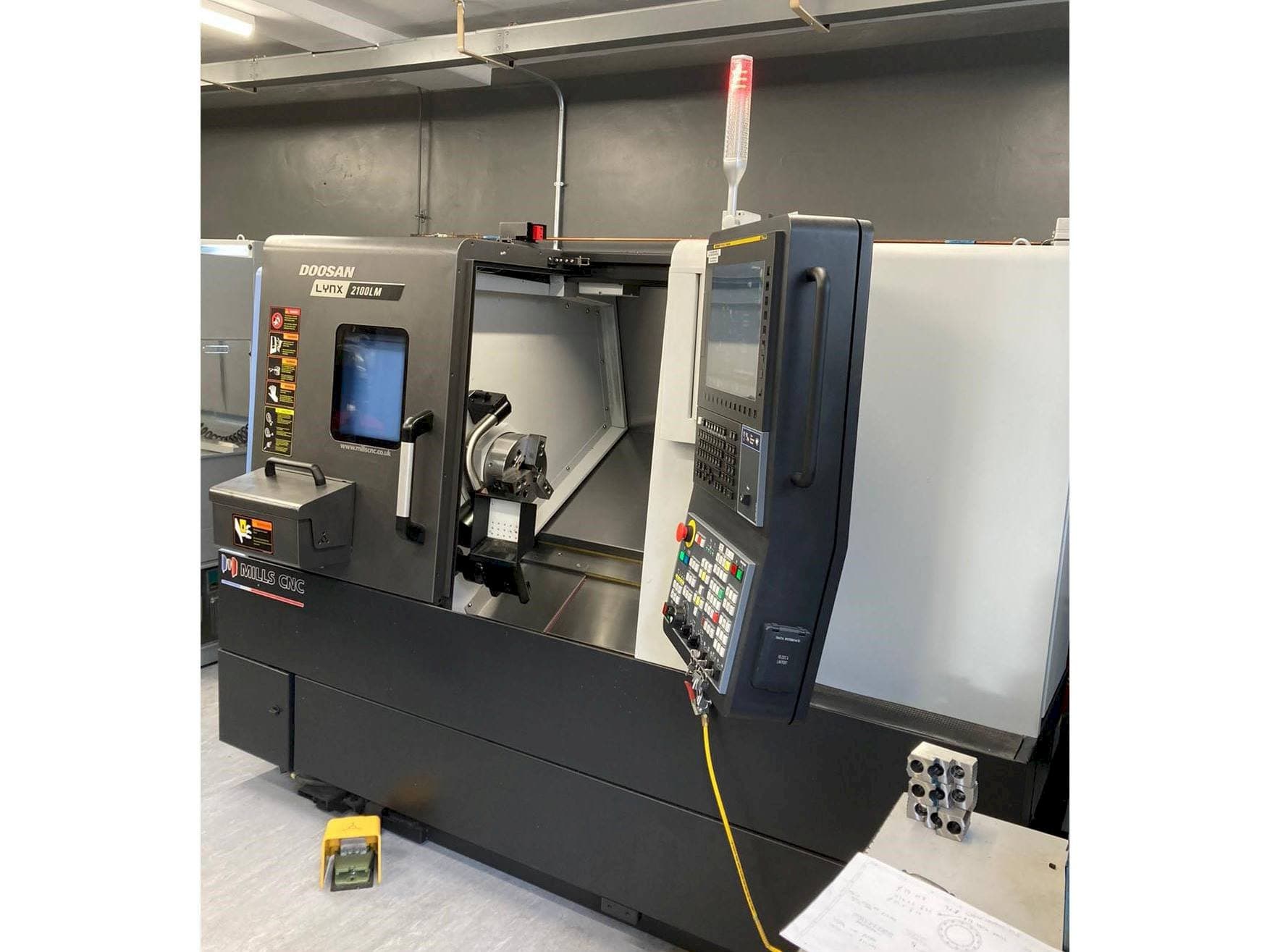 Čelní pohled  na Doosan Lynx 2100 LMB  stroj