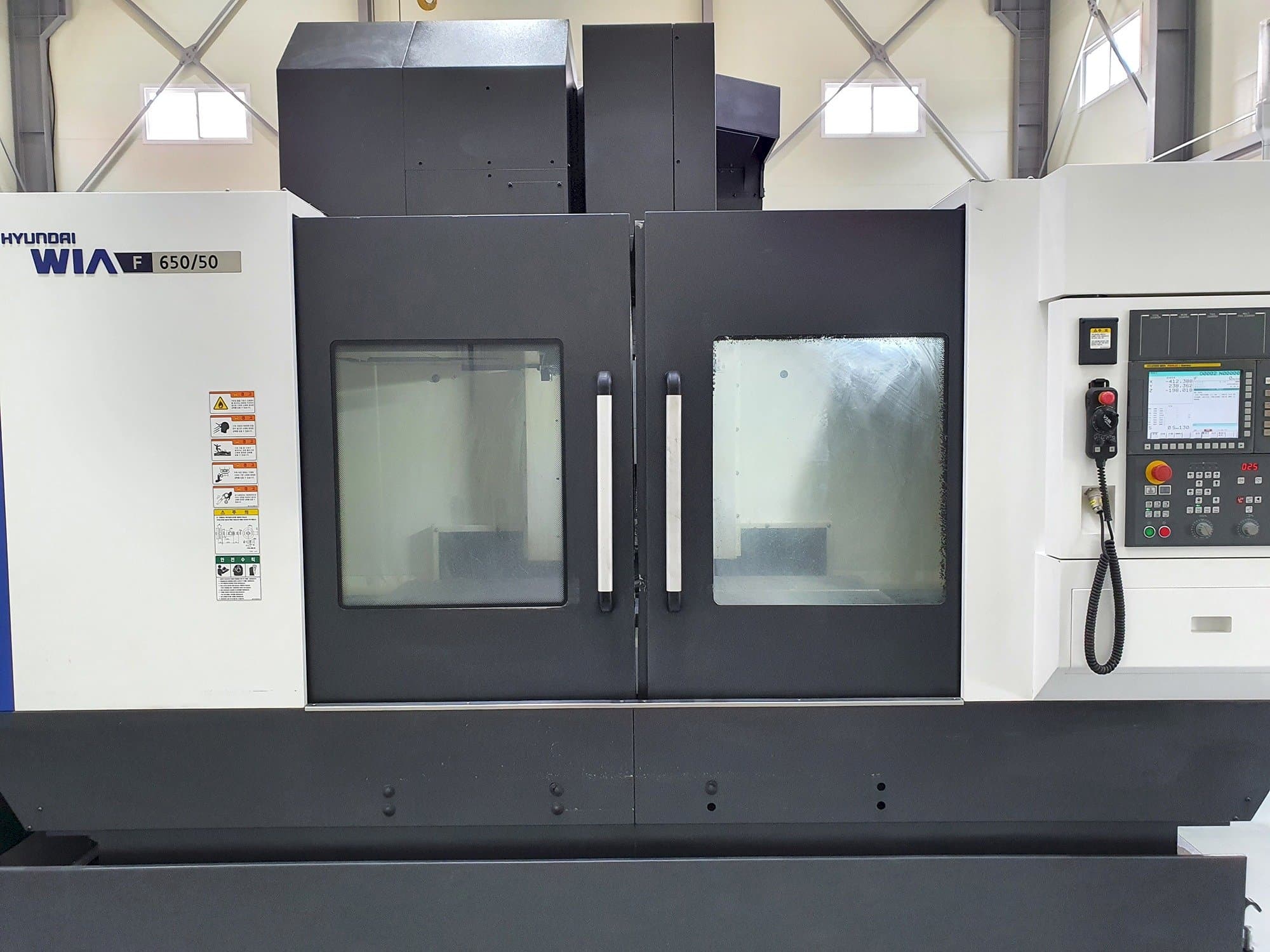 Čelní pohled  na Hyundai Wia F650/50  stroj