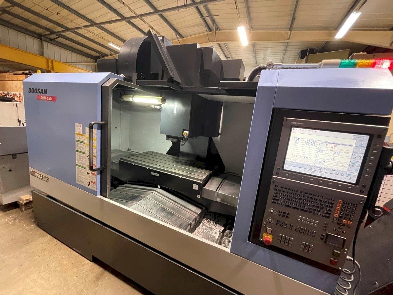 Čelní pohled na Doosan DNM650 stroj