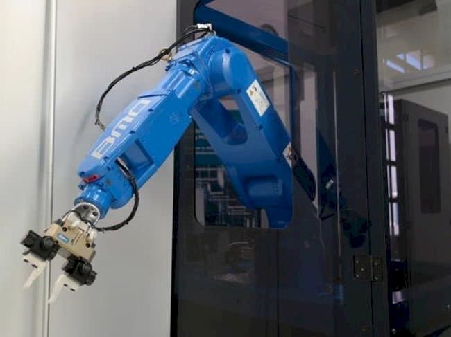 Čelní pohled na BMO LR5 stroj