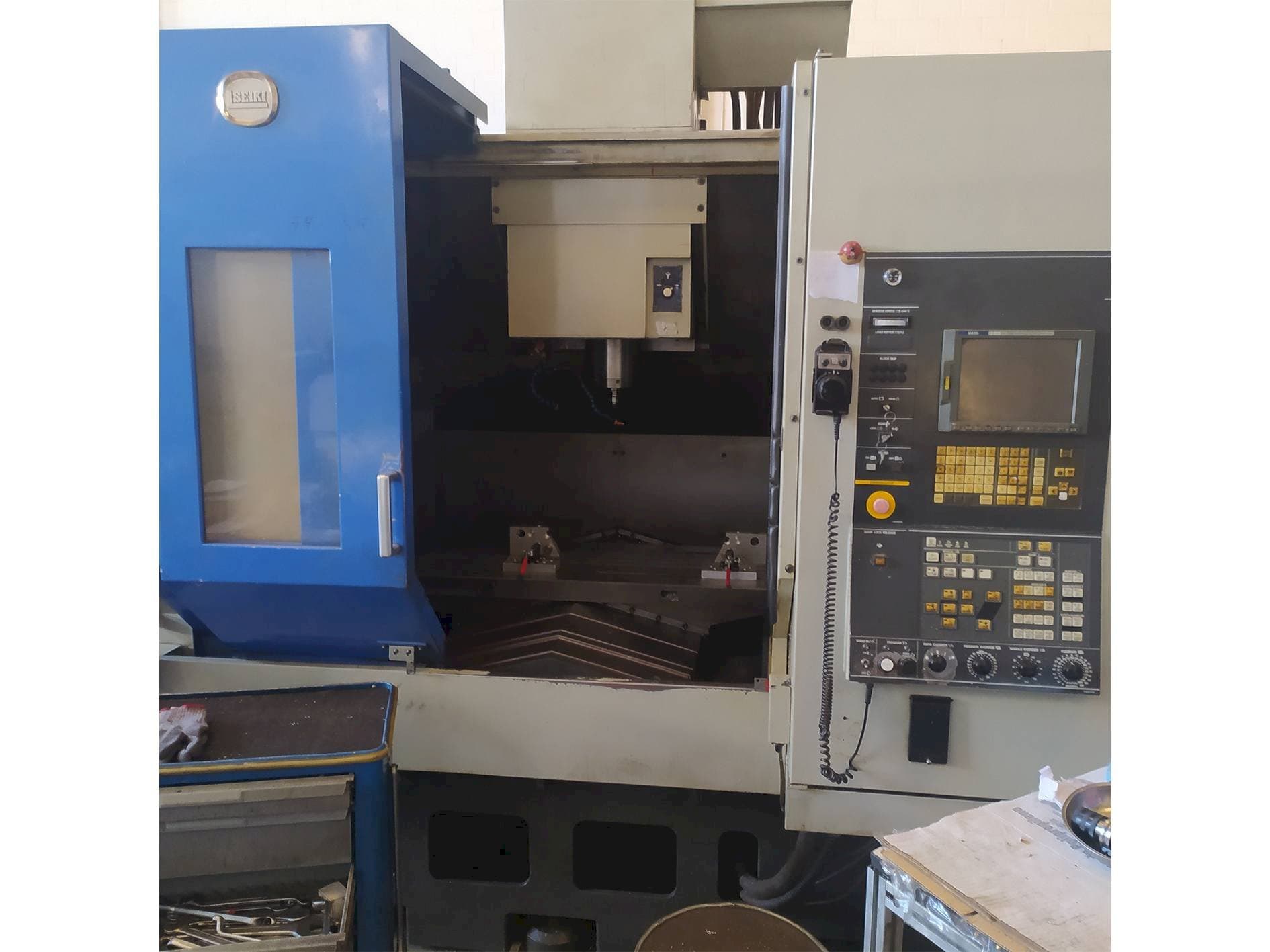 Čelní pohled na HITACHI SEIKI VS50 stroj