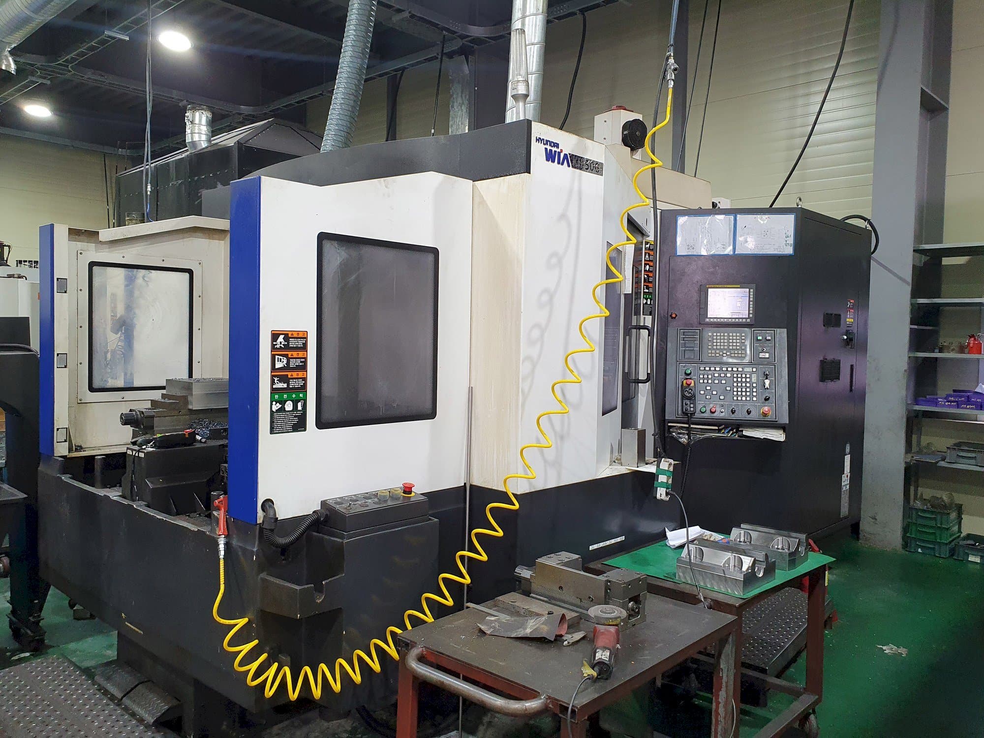 Čelní pohled  na Hyundai Wia KH50G  stroj