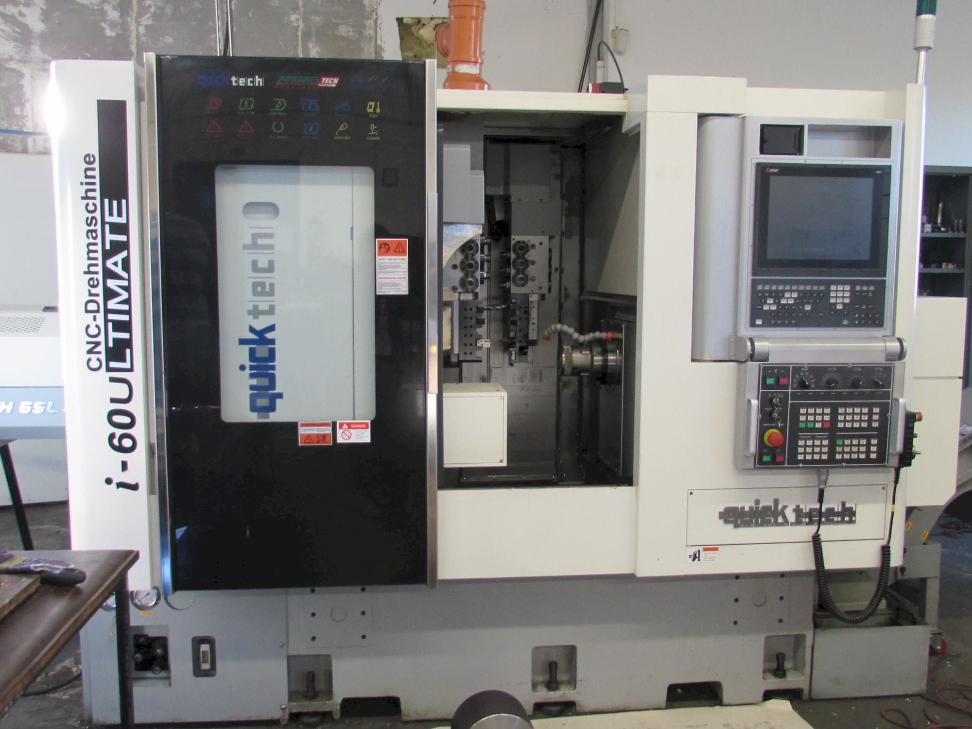 Čelní pohled na Quick-Tech I-60U stroj