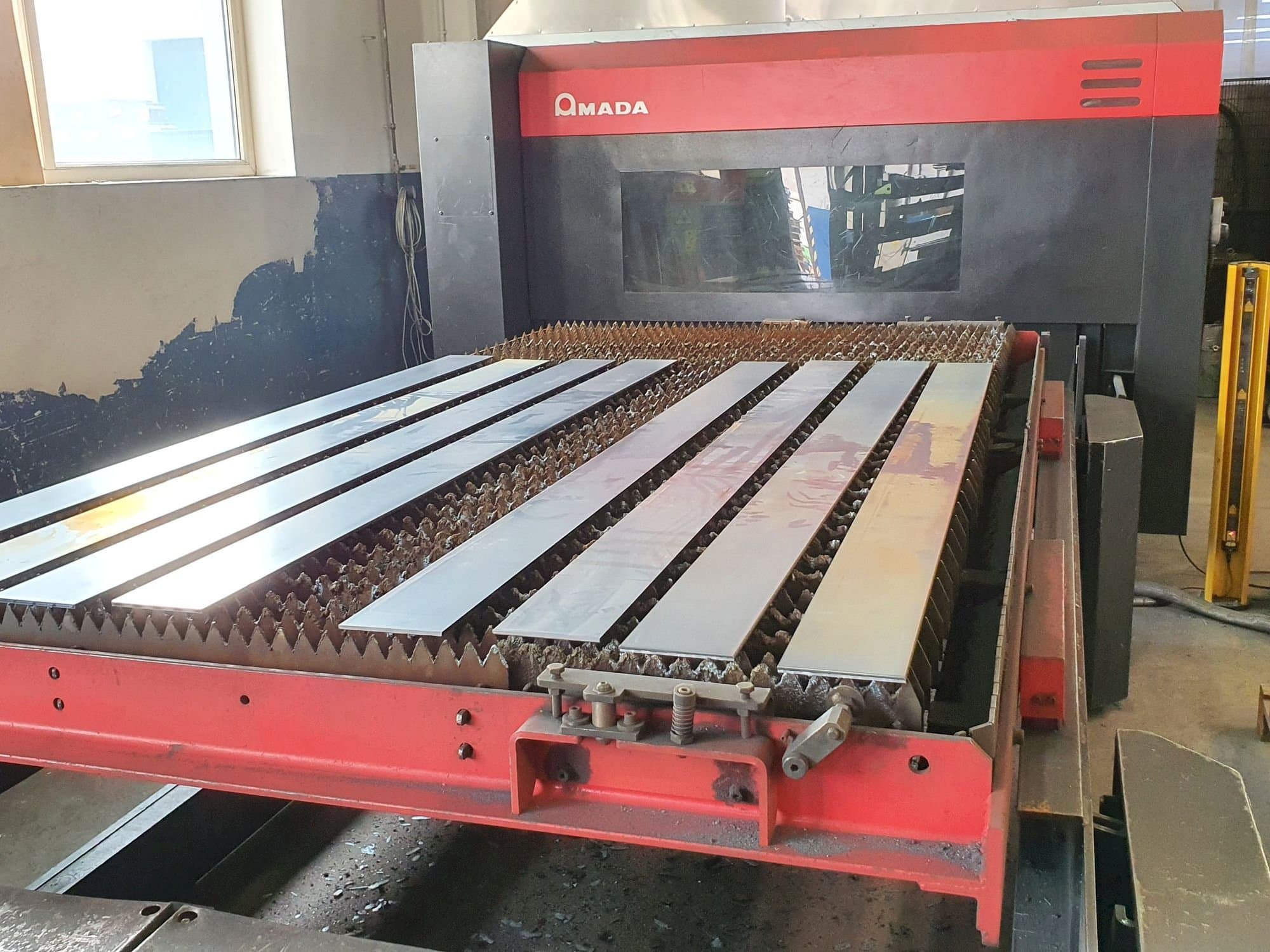 Čelní pohled na AMADA FO-3015 MII NT CI stroj