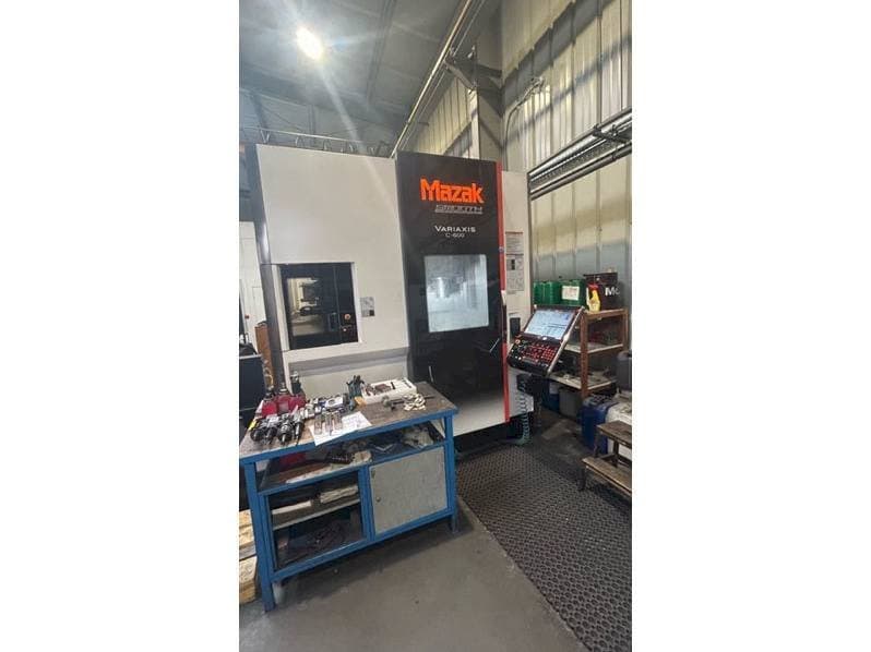 Čelní pohled na Mazak Variaxis C-600 stroj