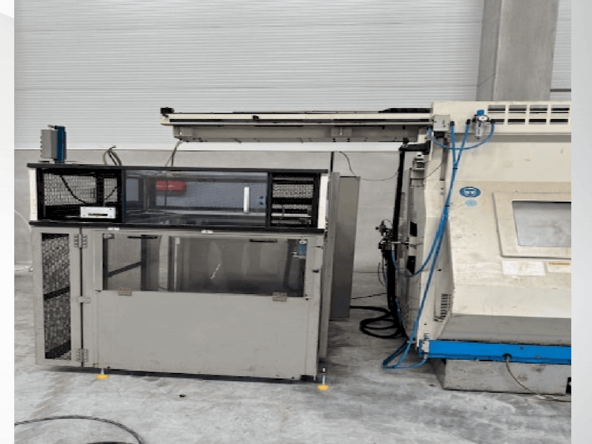 Čelní pohled na Okuma LT 10-M stroj