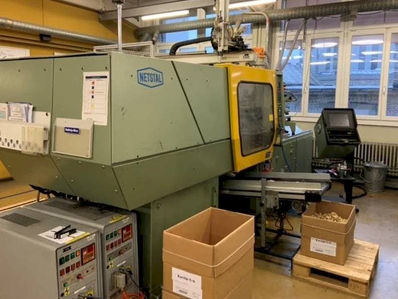 Čelní pohled  na Netstal Synergy 600-110  stroj