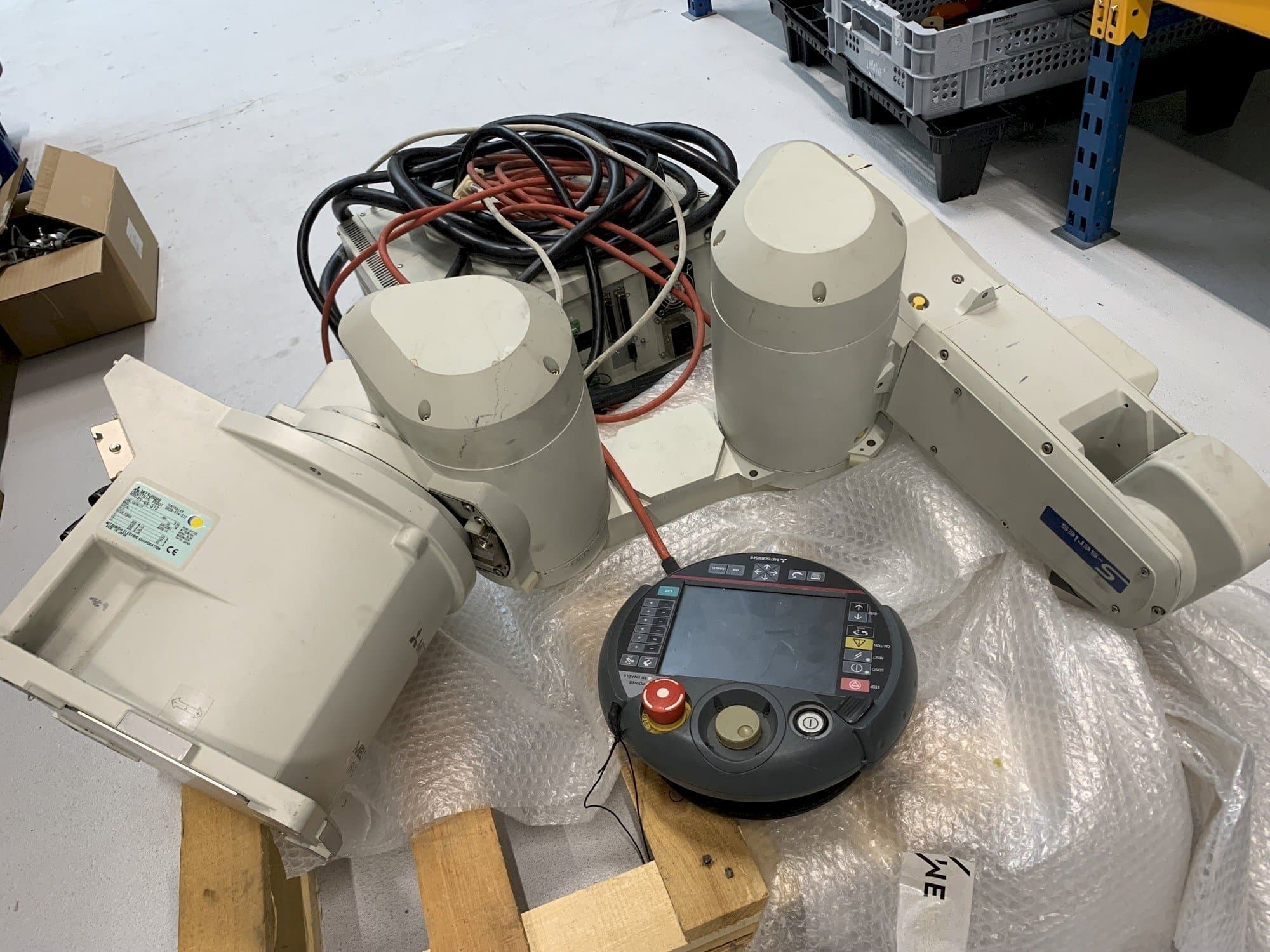 Čelní pohled na Mitsubishi Melfa RV 6S stroj