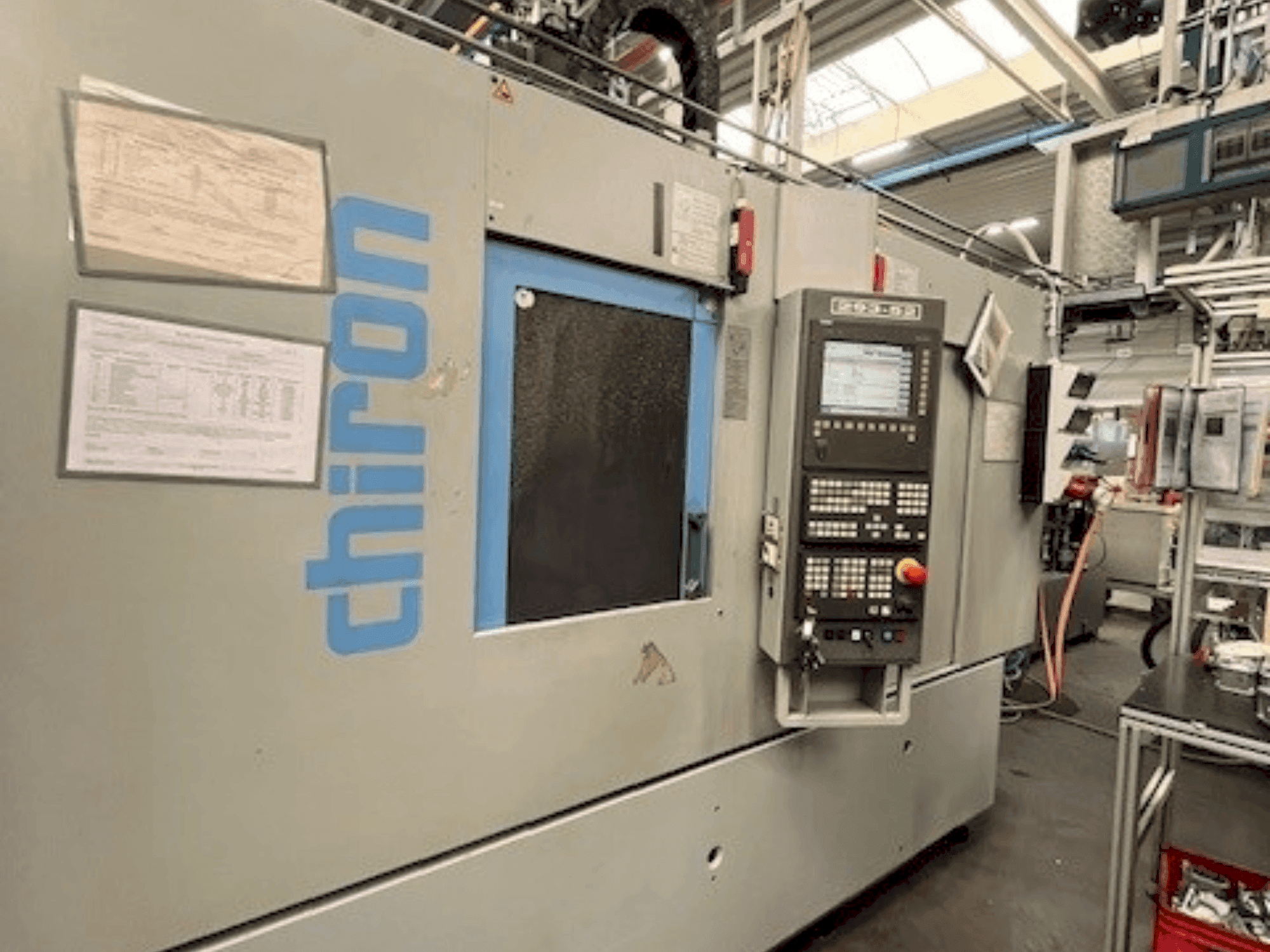 Čelní pohled na CHIRON DZ15KWM HS stroj