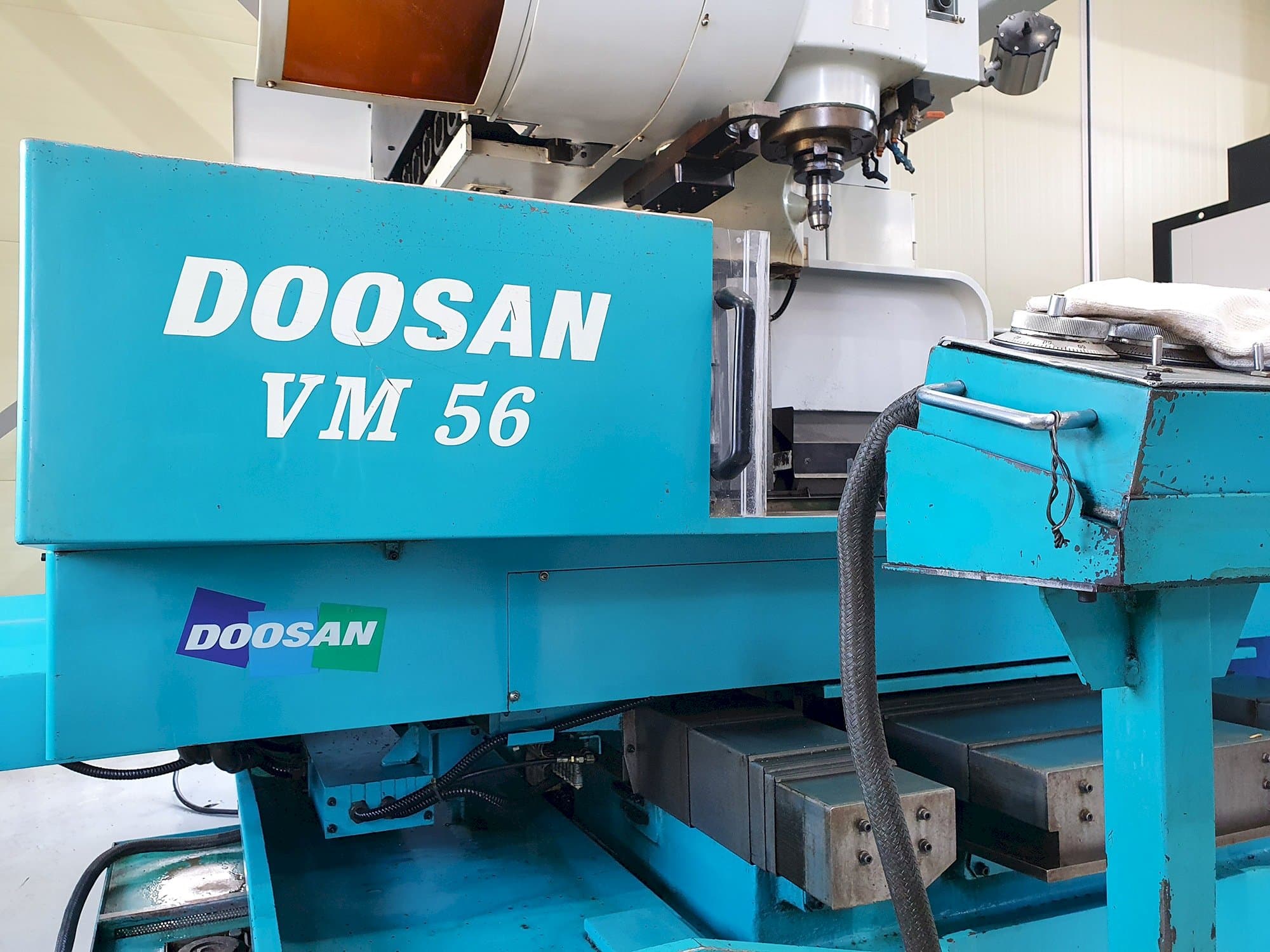 Čelní pohled na Doosan VM56 stroj