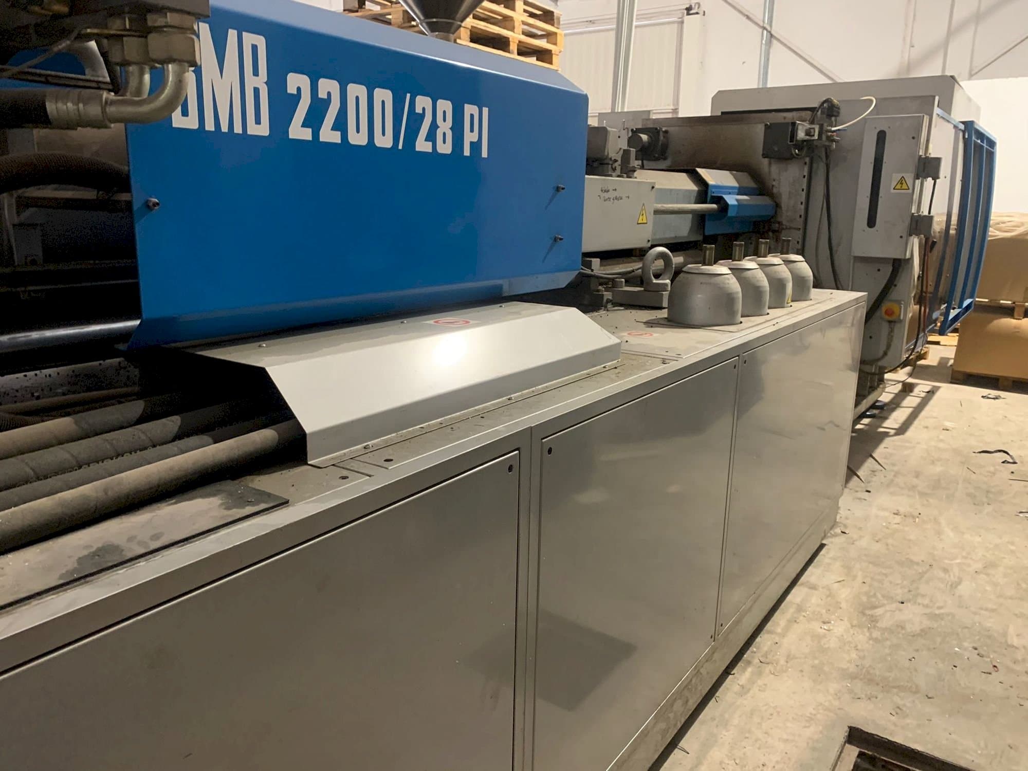 Čelní pohled na BMB KW28PI-2200 stroj