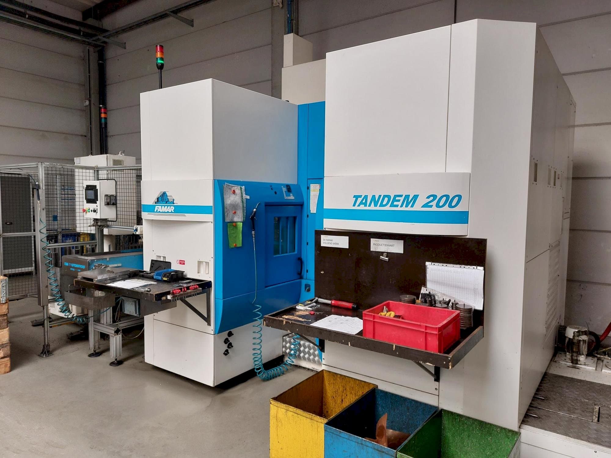 Čelní pohled na Famar Tandem 200 stroj