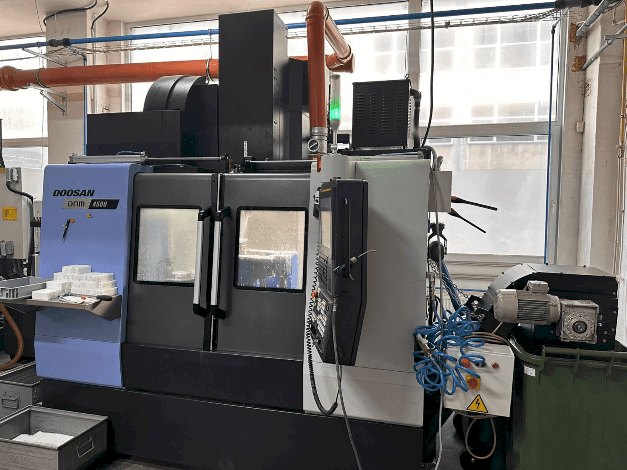 Čelní pohled na DOOSAN DNM 4500 stroj