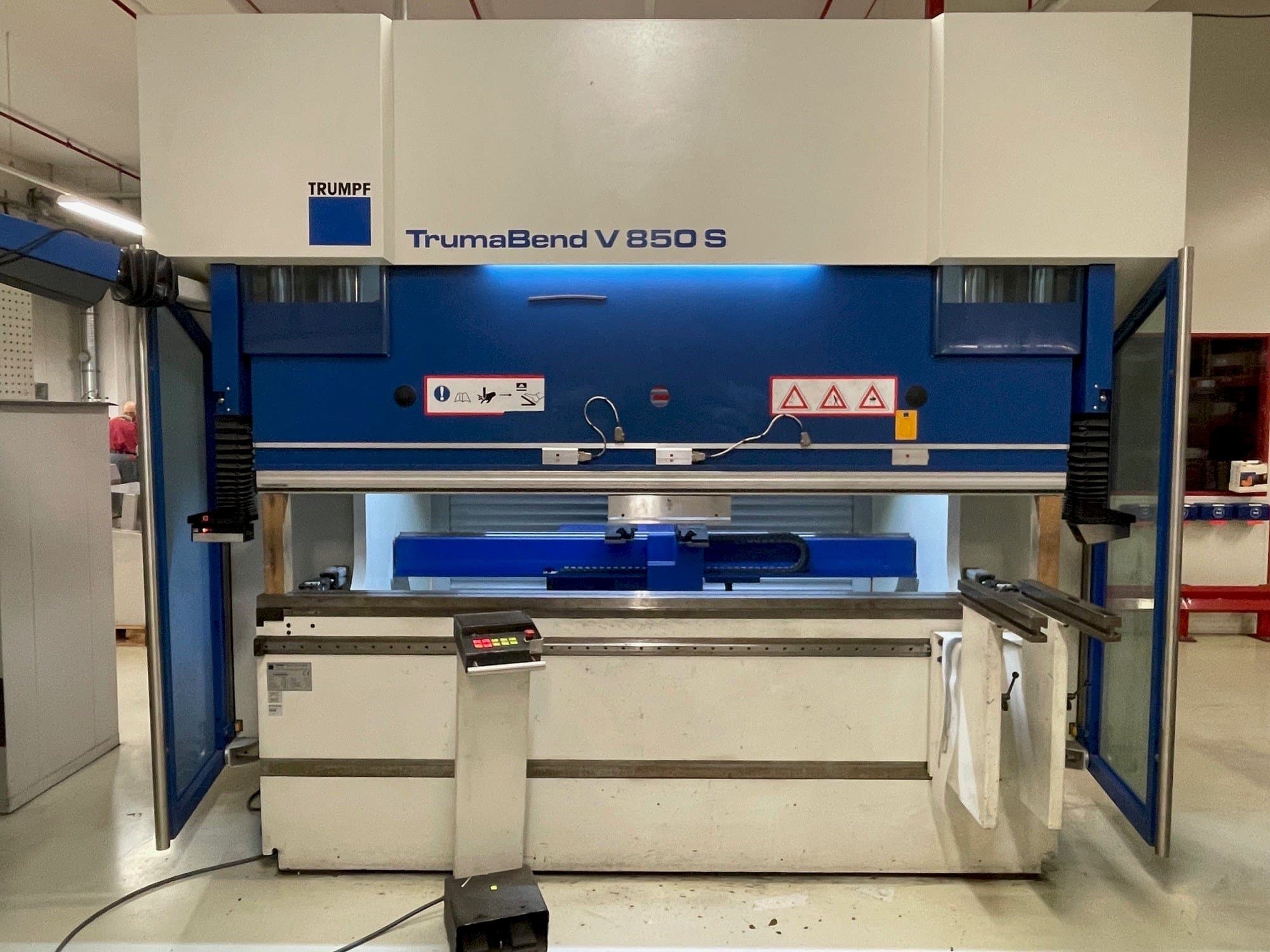 Čelní pohled na TRUMPF TrumaBend V 850SX stroj