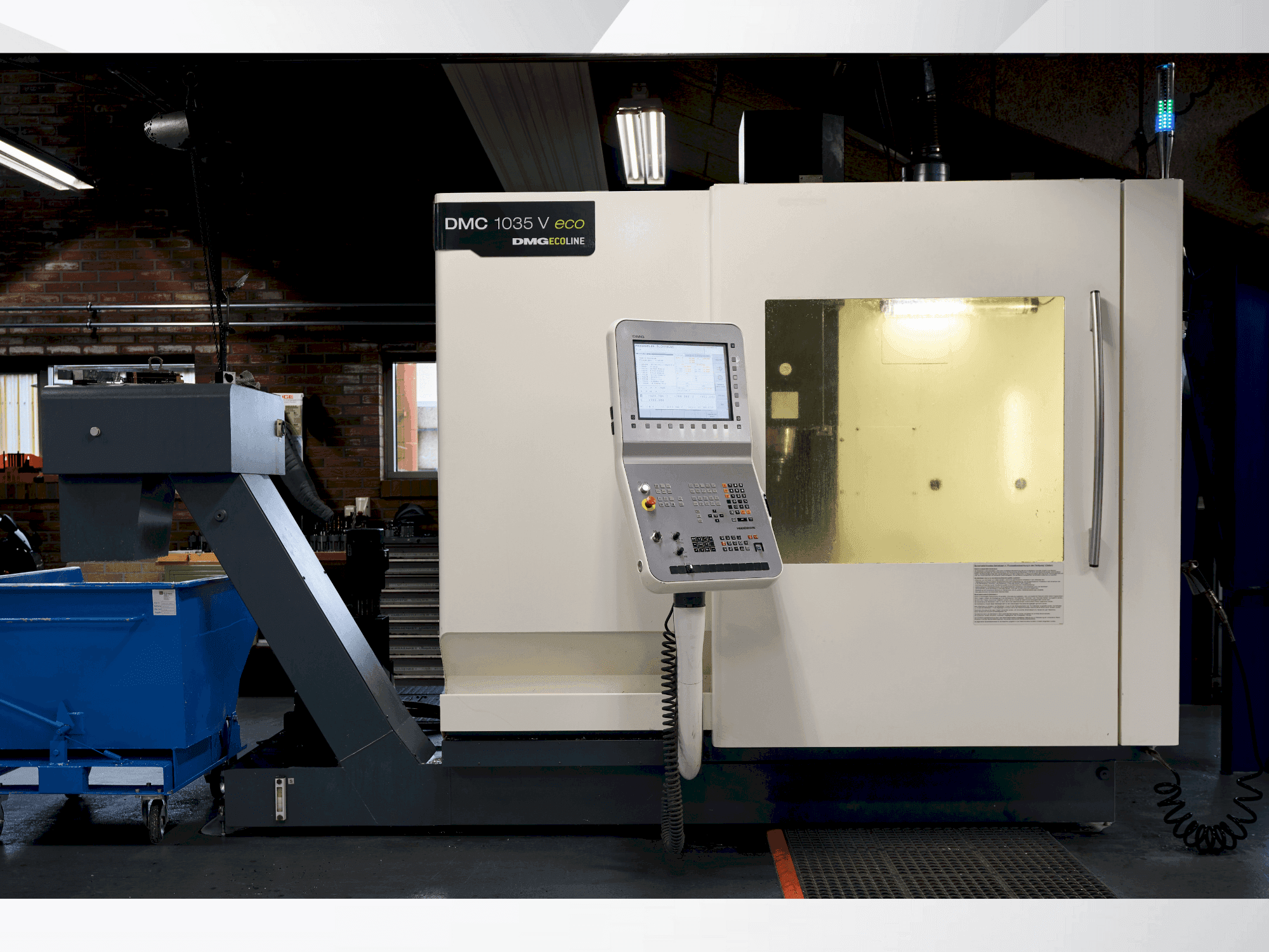 Čelní pohled na DMG MORI DMC 1035V stroj
