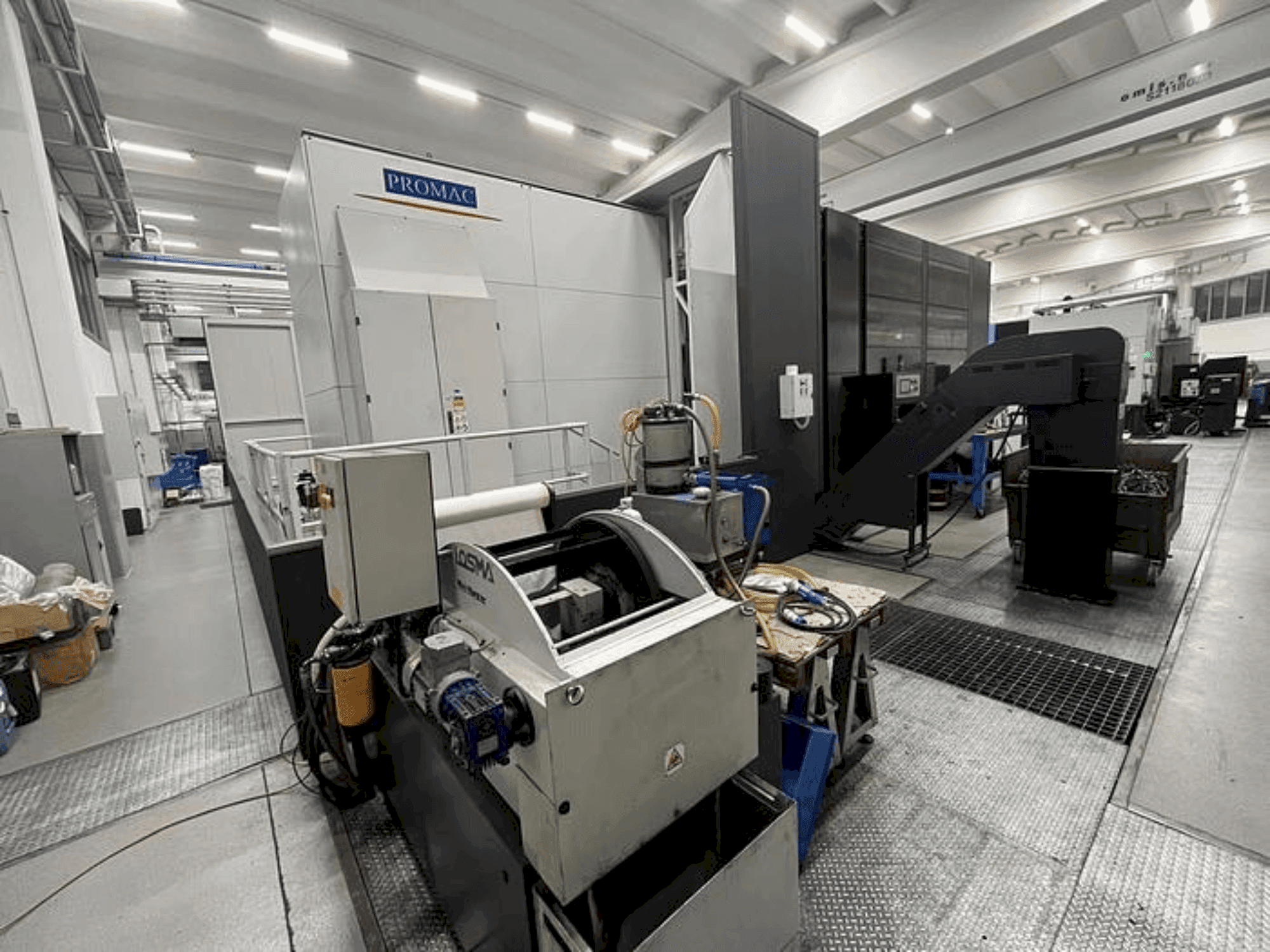 Čelní pohled na PROMAC ETESIAN HMC. A PORTALE stroj