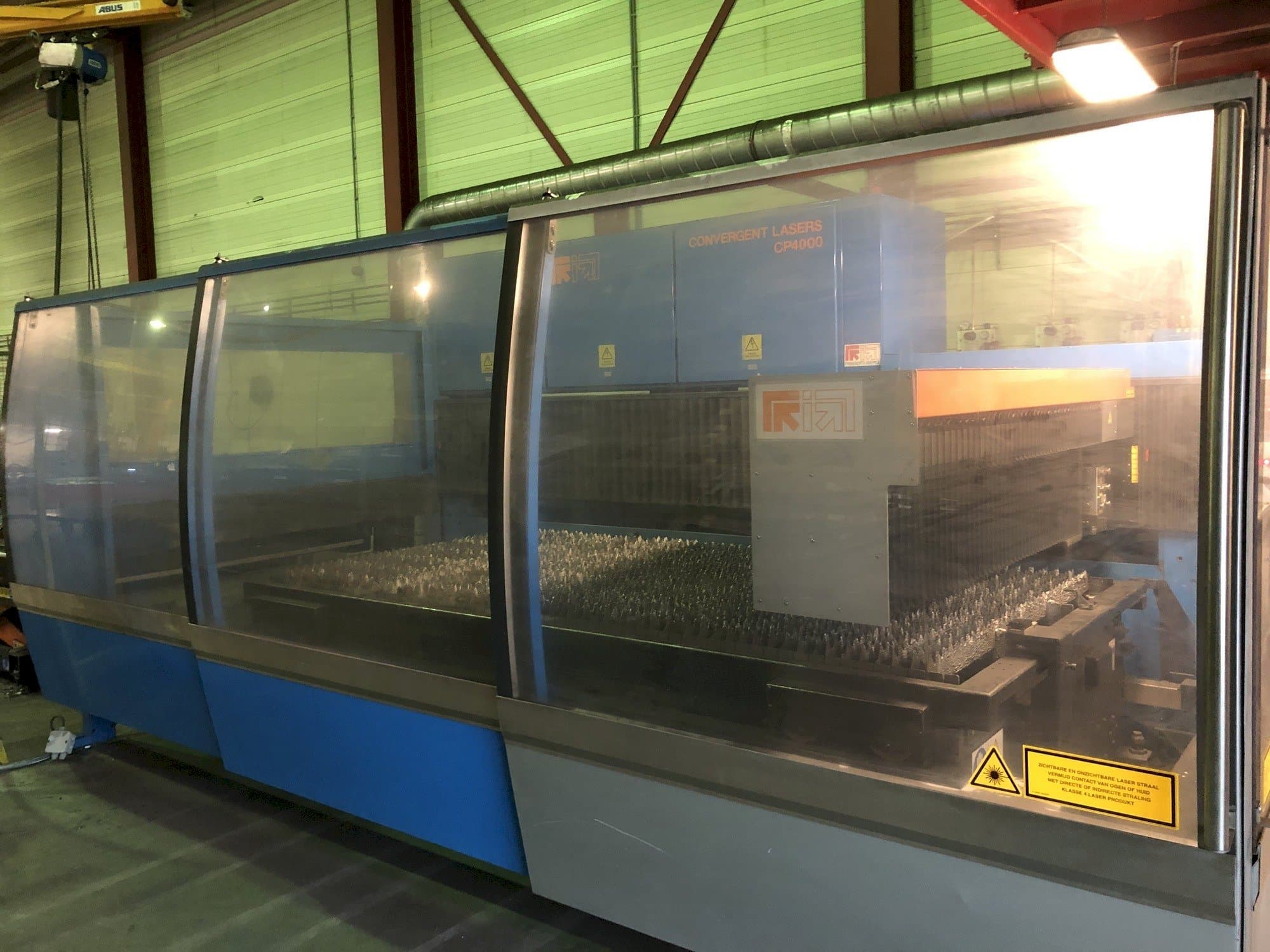 Čelní pohled na Prima Power Platino CP4000 stroj