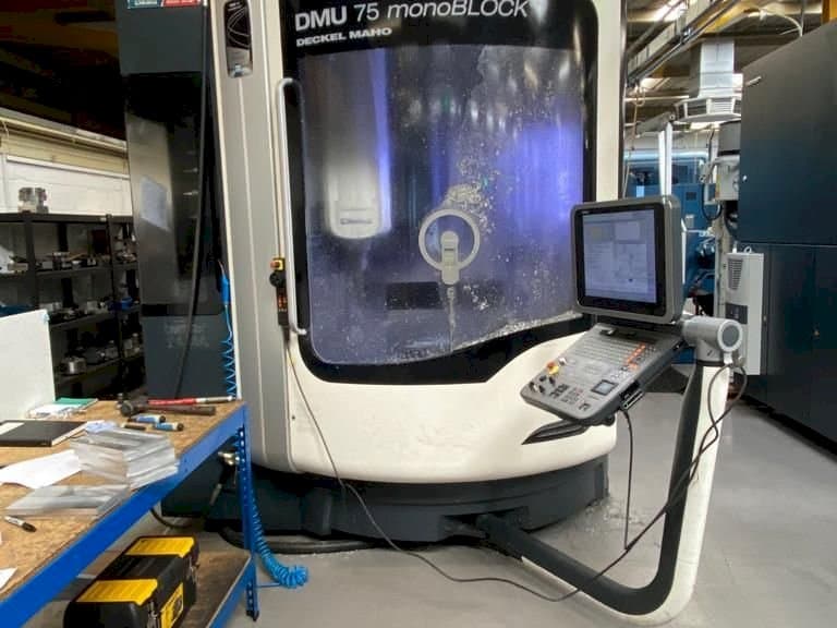 Čelní pohled na DMG MORI DMU75 monoBLOCK stroj