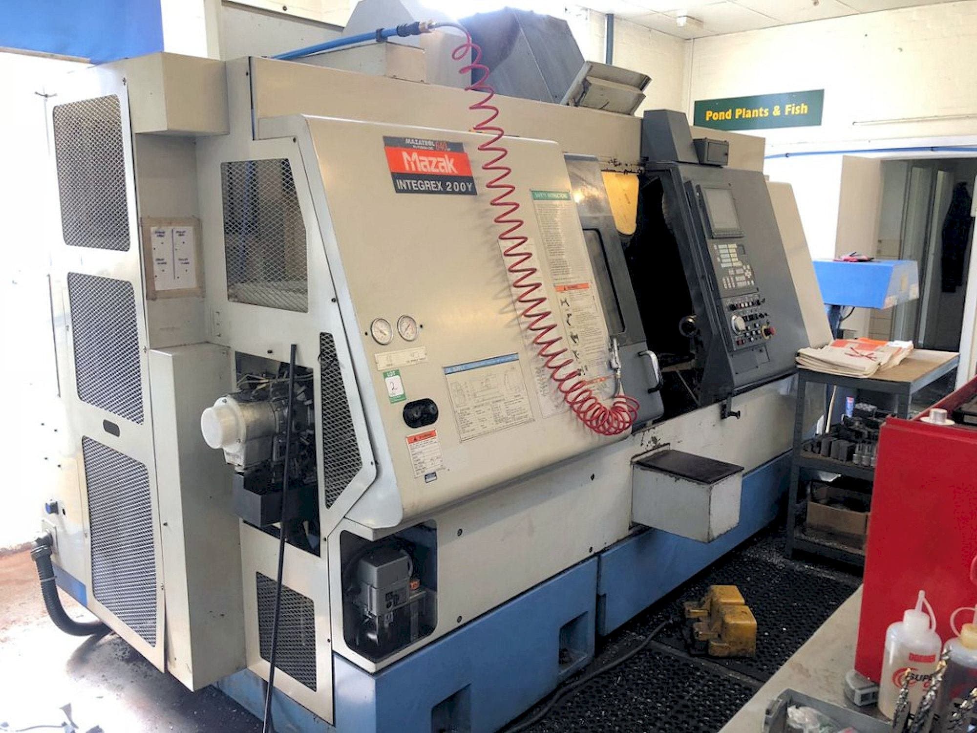 Čelní pohled na Mazak Integrex 200Y stroj