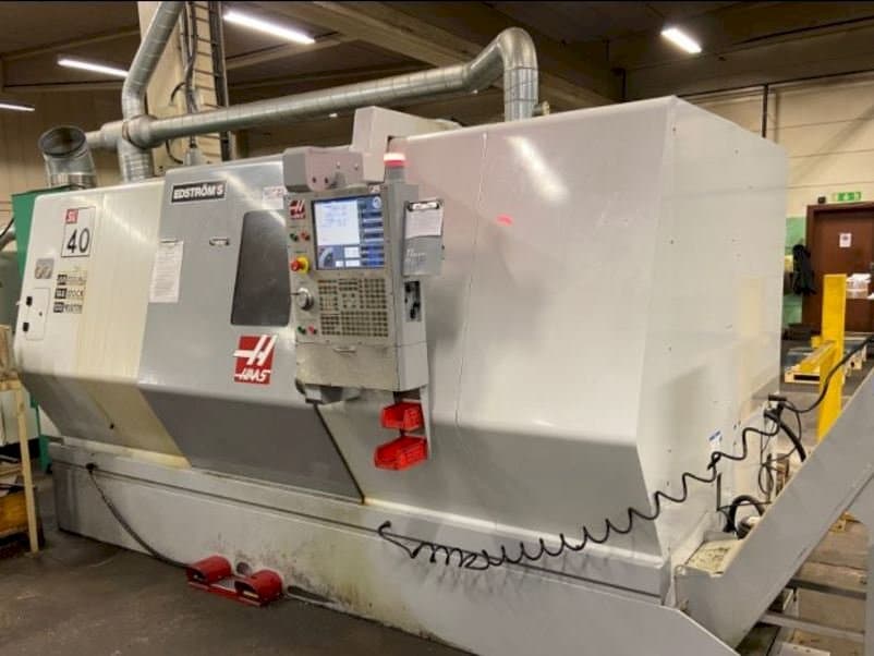 Čelní pohled na HAAS SL-40 stroj