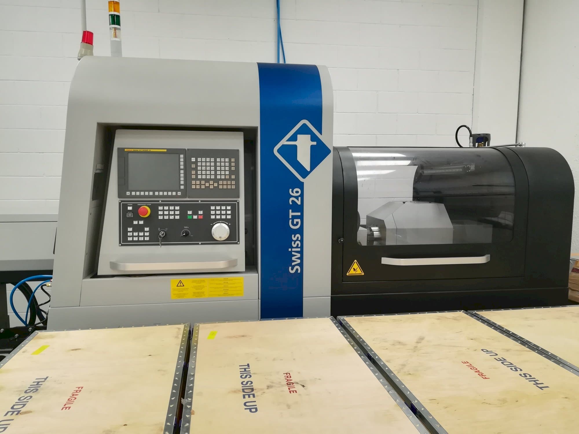 Čelní pohled na Swiss GT 26 stroj