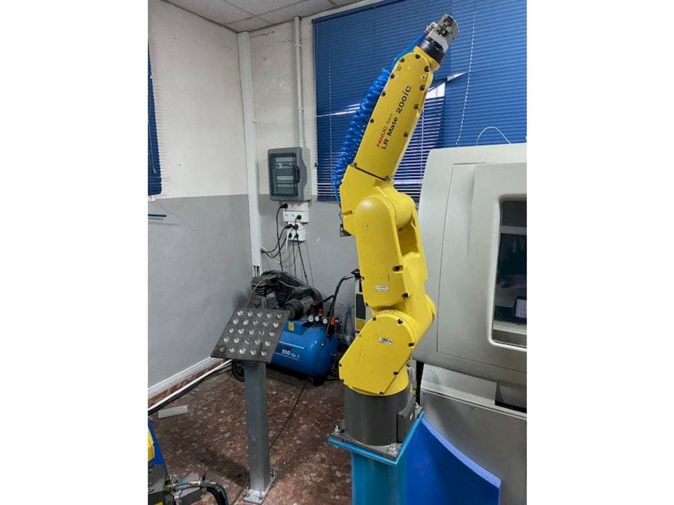 Čelní pohled na FANUC LR MATE 200 ic stroj