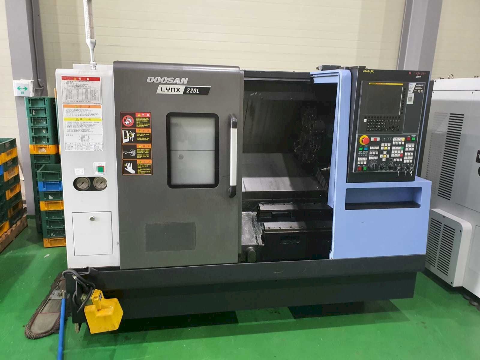 Čelní pohled na Doosan LYNX 220 LC stroj