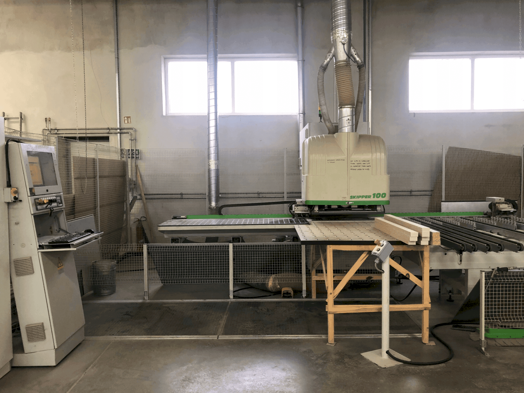 Čelní pohled  na BIESSE SKIPPER 100  stroj