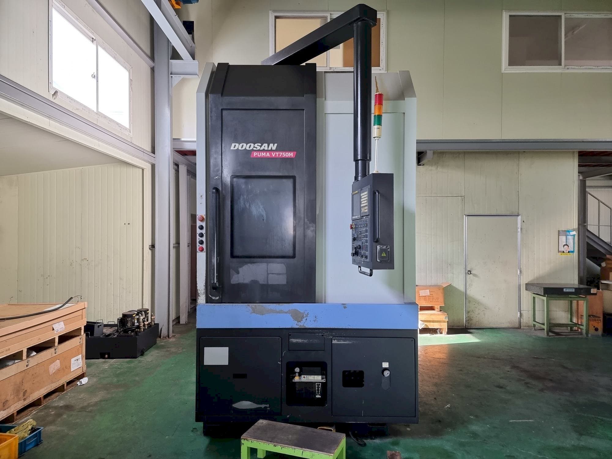 Čelní pohled na Doosan Puma VT750M stroj