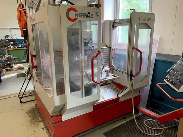 Čelní pohled na HERMLE UWF 902 S stroj