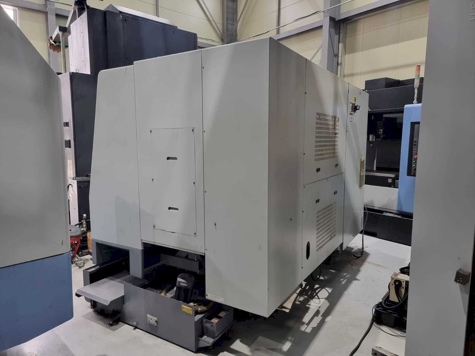 Čelní pohled na Hyundai Kia SKT250Y stroj