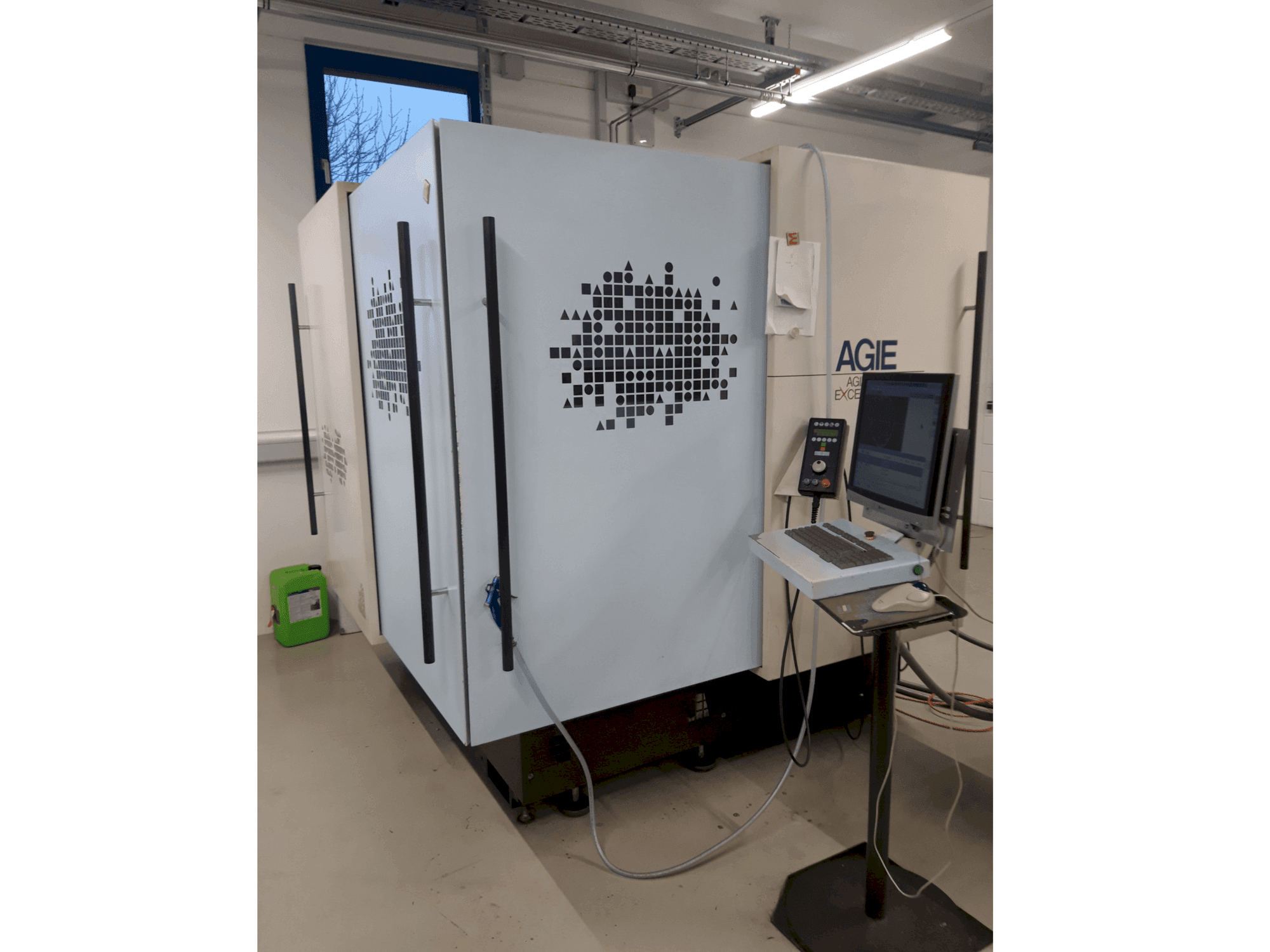 Čelní pohled na AGIE Agiecut Excellence 2F stroj