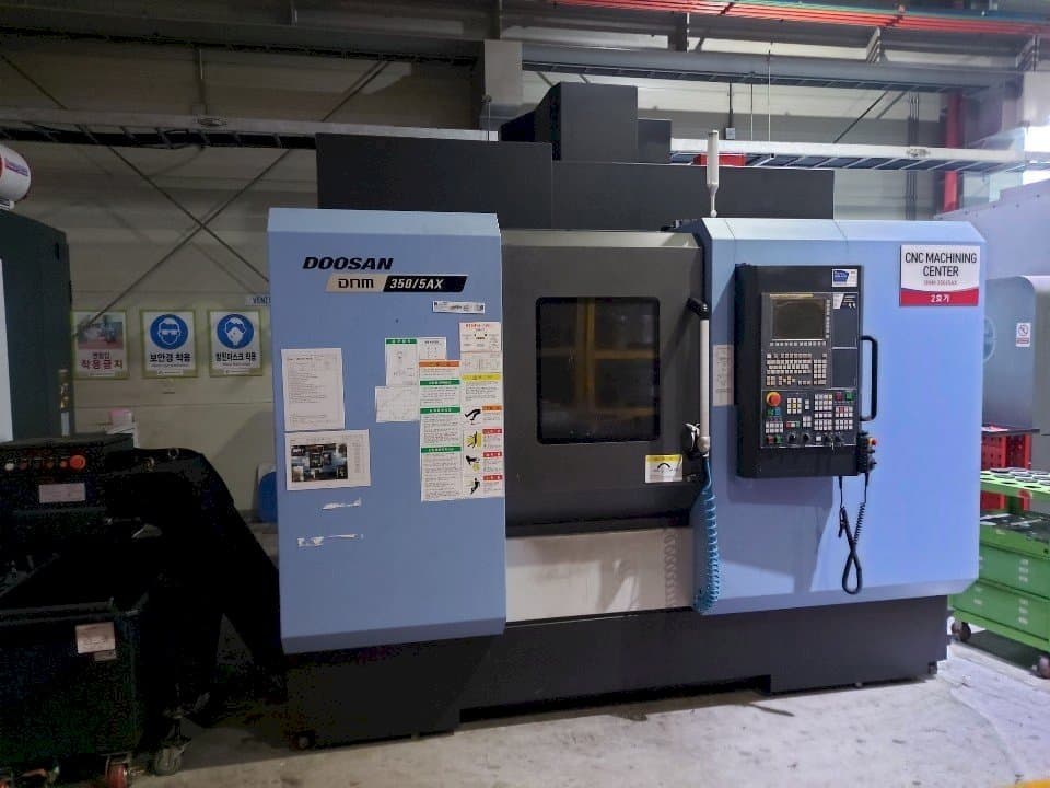 Čelní pohled na Doosan DNM350/5AX stroj