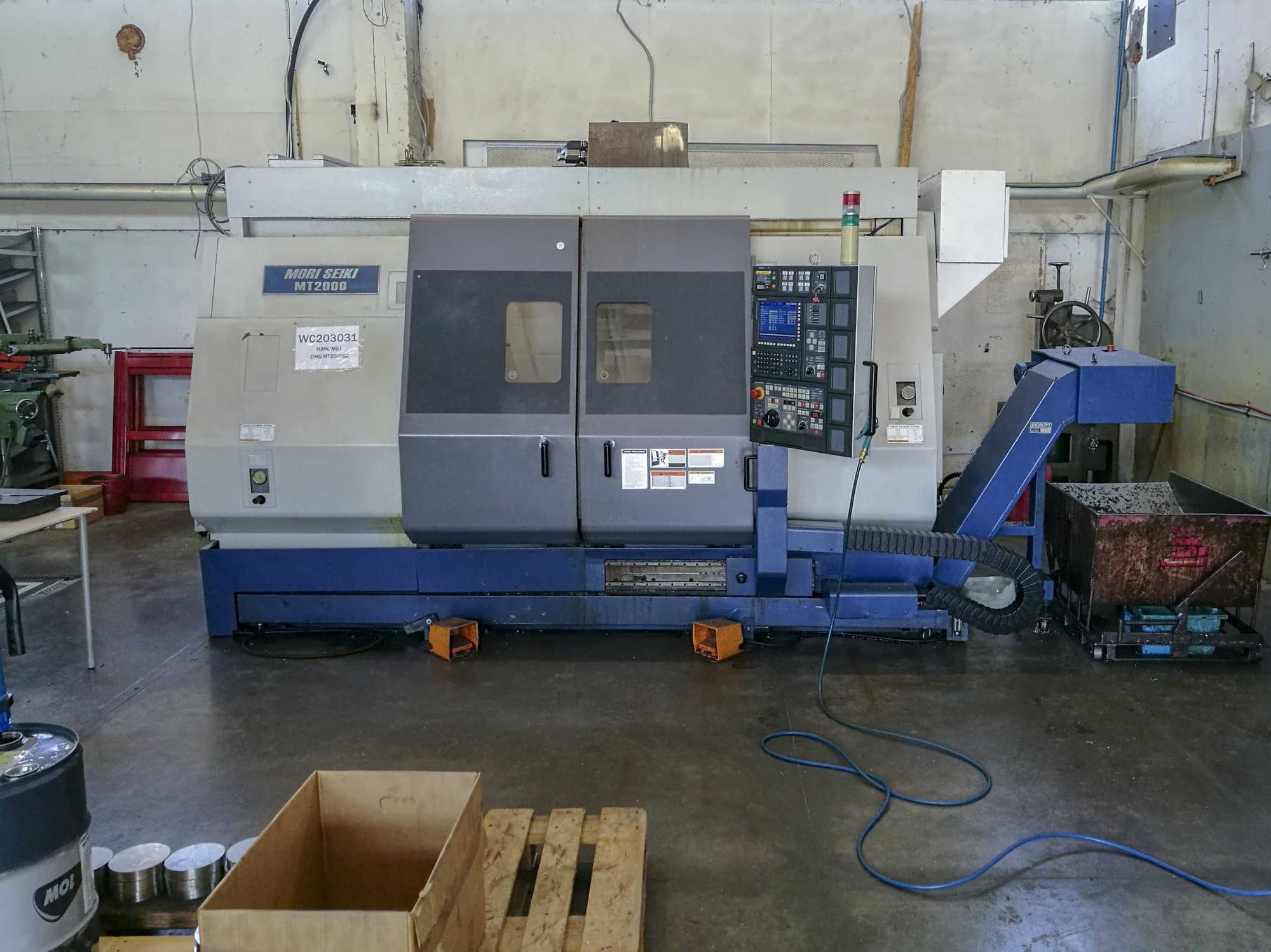 Čelní pohled na MORI SEIKI MT-2000 SZ stroj