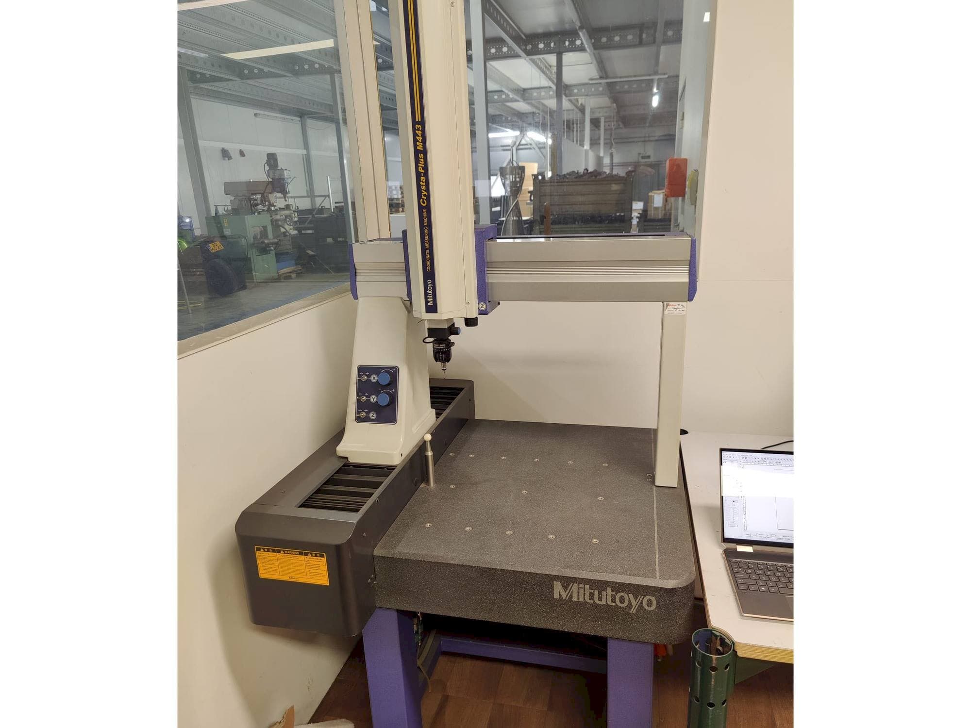 Čelní pohled  na Mitutoyo Crysta-Plus M443  stroj