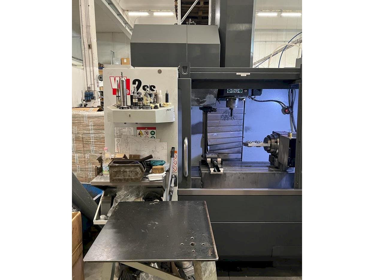 Čelní pohled na HAAS VF-2SS stroj