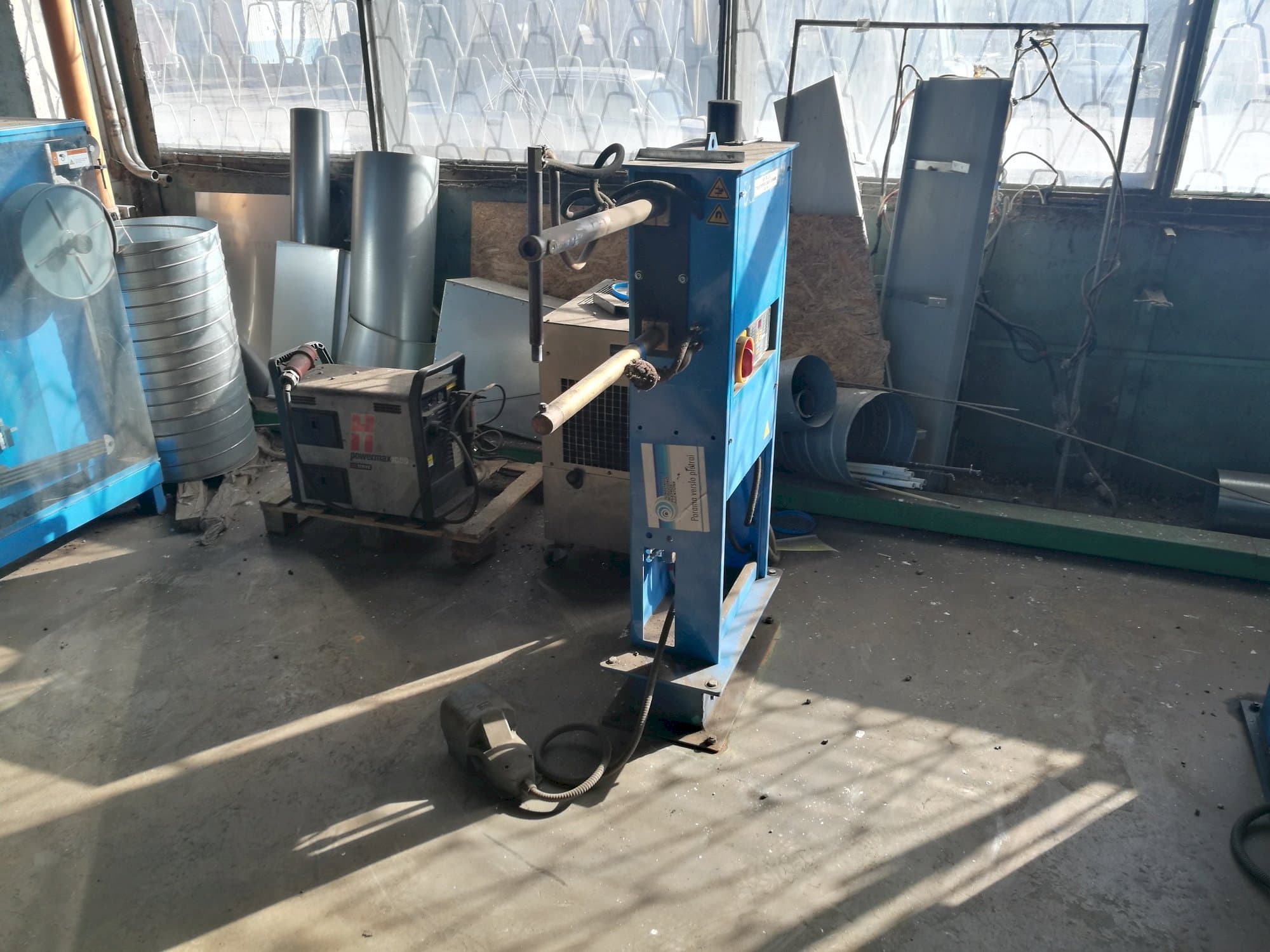 Čelní pohled na TECNA 4611N stroj