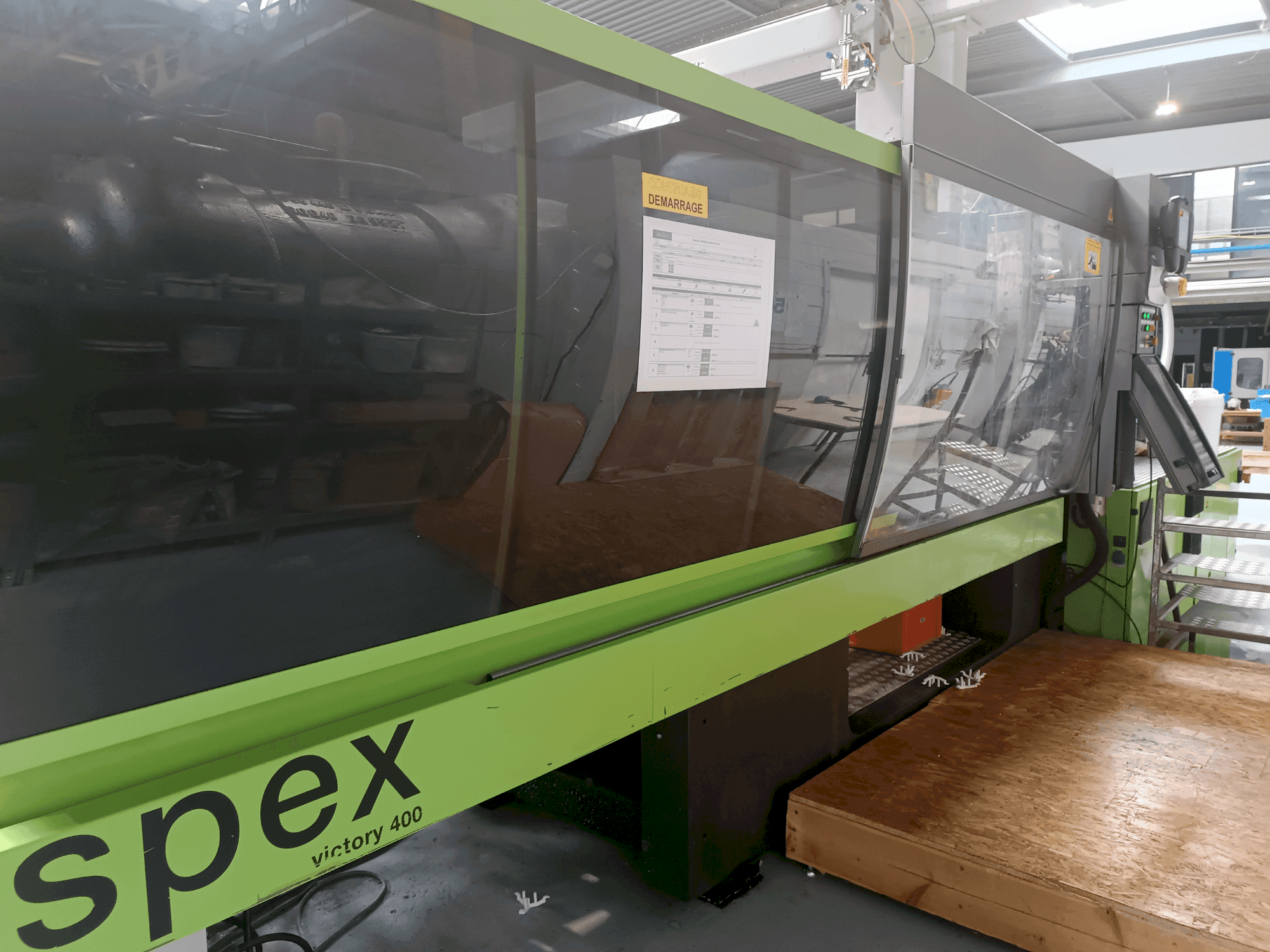 Čelní pohled na Engel Victory 1350 400HL Spex stroj