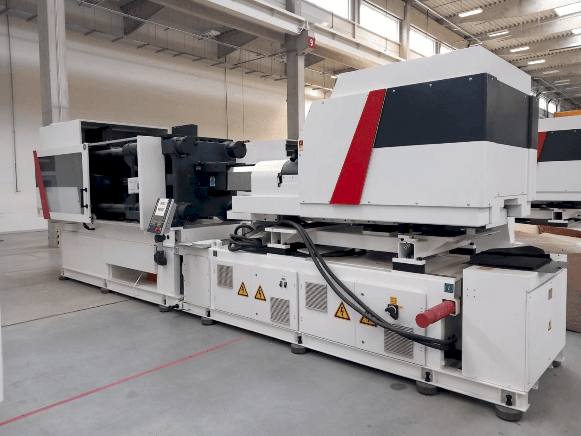 Čelní pohled na Milacron Elektron Evo 350 stroj