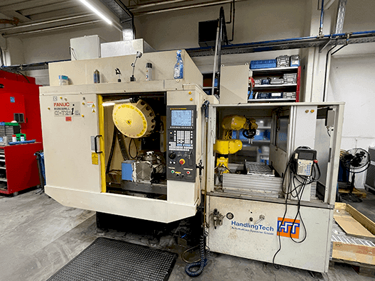 Čelní pohled na FANUC Robodrill Alpha-T21iEL stroj
