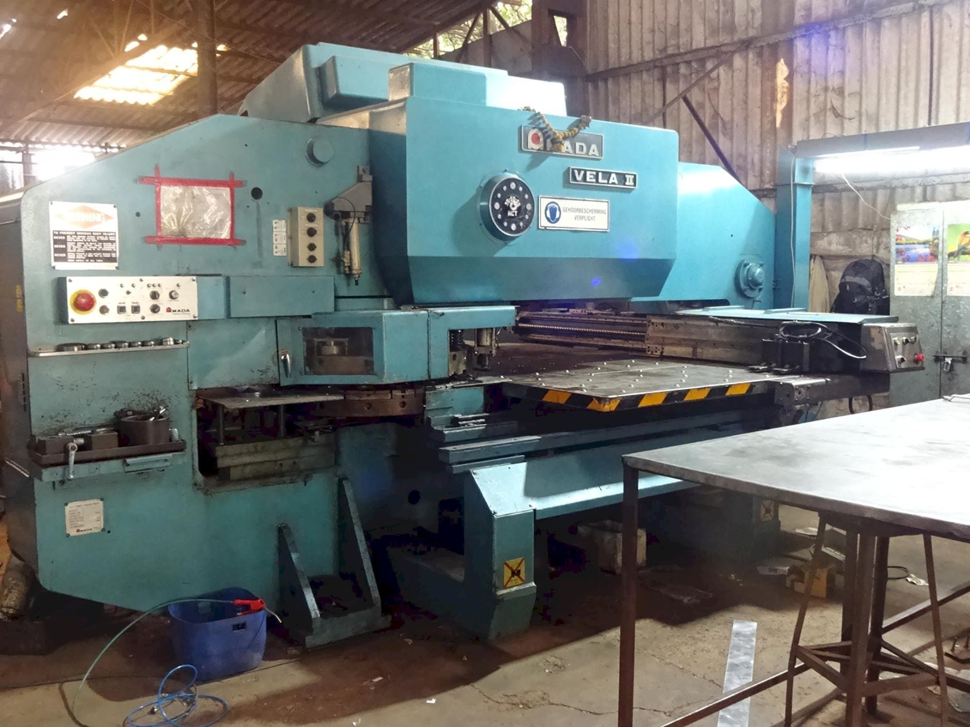 Levý pohled na AMADA VELA II 355 stroj