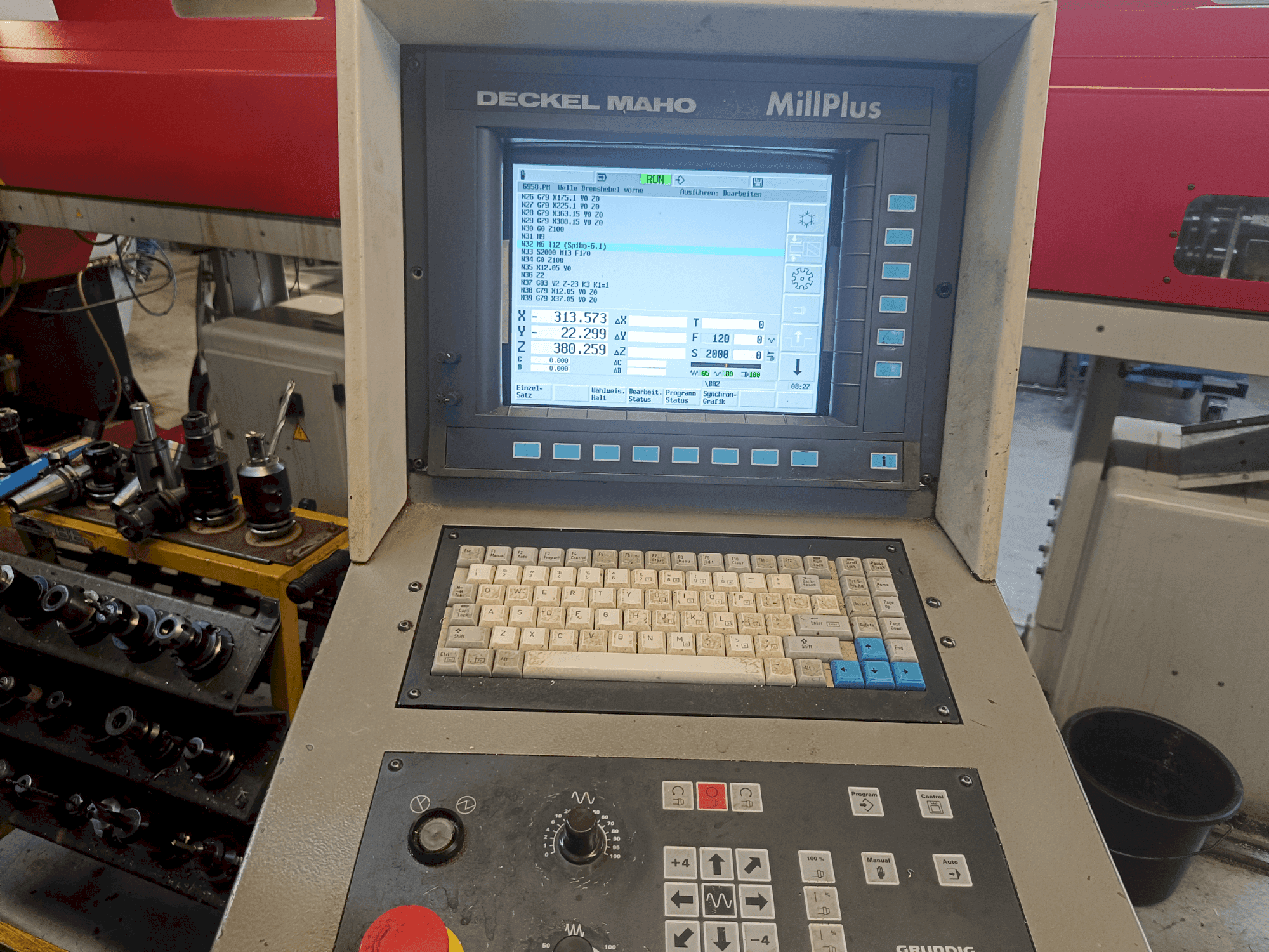 Čelní pohled  na DECKEL MAHO DMU 50V  stroj